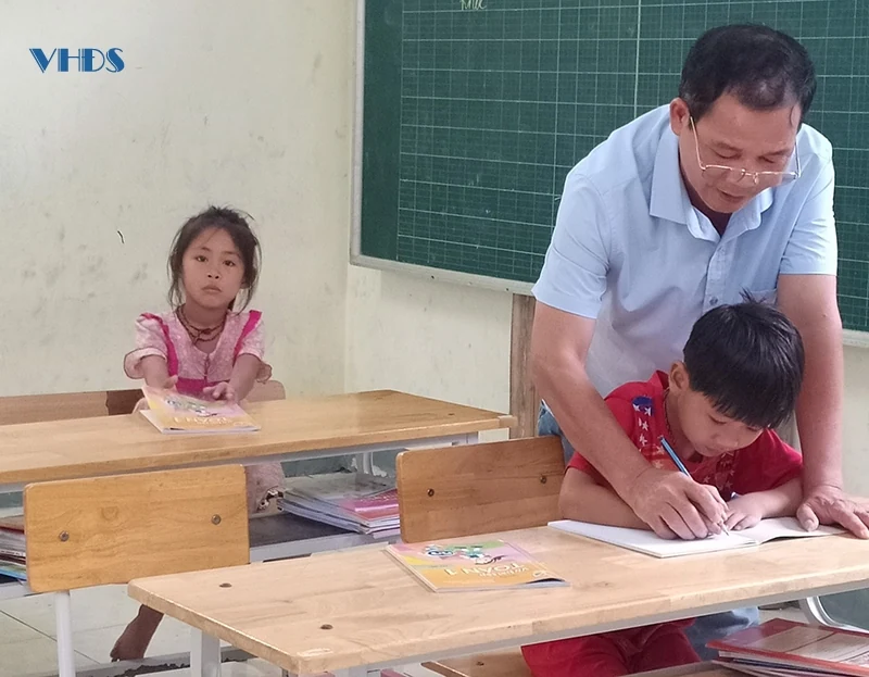 Một đời gùi chữ lên non
