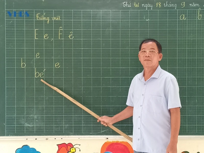 Một đời gùi chữ lên non