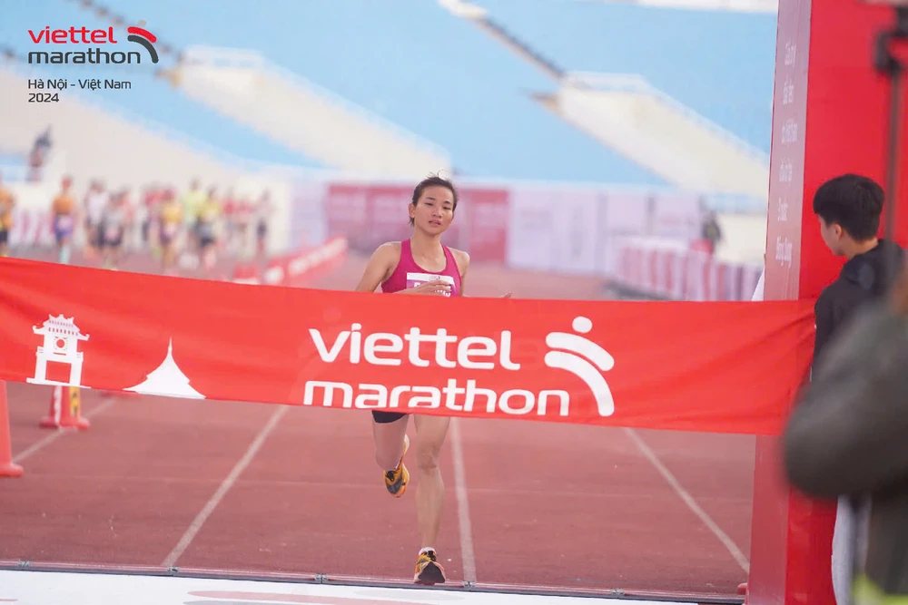 Nguyễn Thị Oanh phá sâu kỷ lục quốc gia tại Giải Viettel Marathon Việt Nam 2024