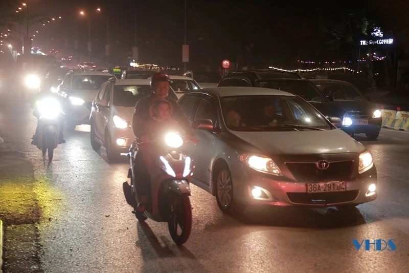 Hàng nghìn người về TP Thanh Hóa chào đón năm mới 2025