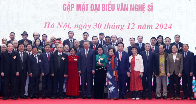 Sứ mệnh cao cả nhất của văn nghệ sĩ cách mạng là kiến tạo nhân cách văn hóa, xây dựng con người XHCN