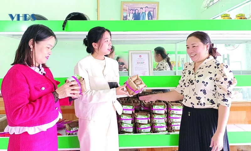 Tết “ấm” làng nghề... (Bài 2): Xuân về - cơ hội lan tỏa nghề truyền thống