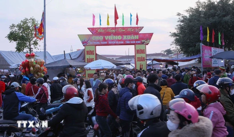 Biển người chen chân tại chợ Viềng 'mua may, bán rủi' đầu năm