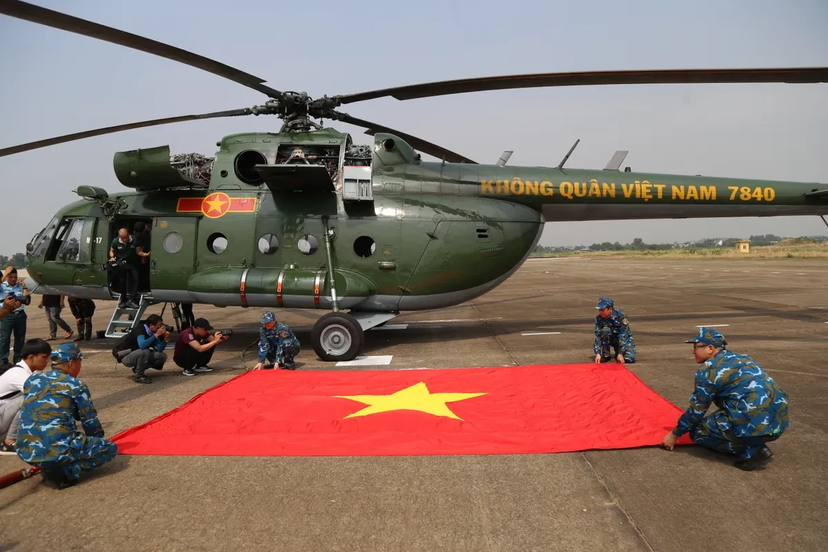 Trực thăng kéo cờ diễn tập cho lễ kỷ niệm 50 năm thống nhất đất nước
