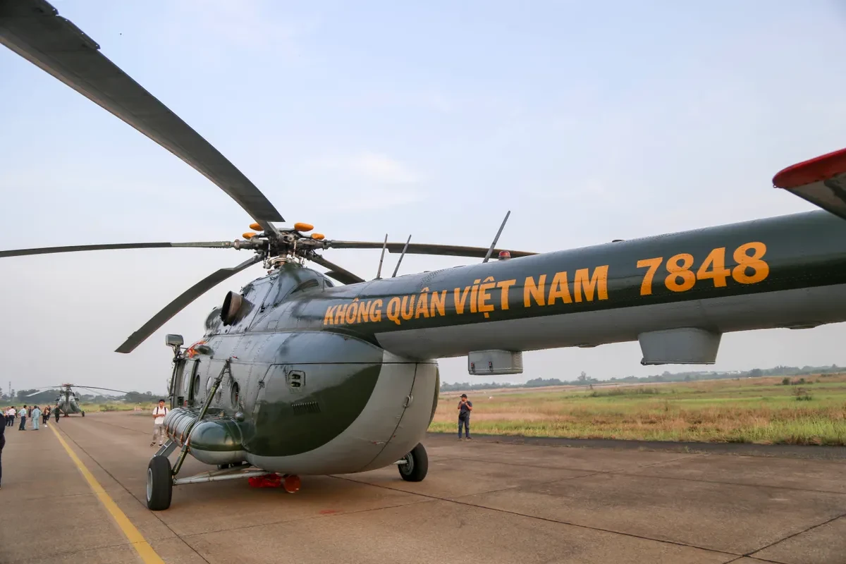 Trực thăng kéo cờ diễn tập cho lễ kỷ niệm 50 năm thống nhất đất nước