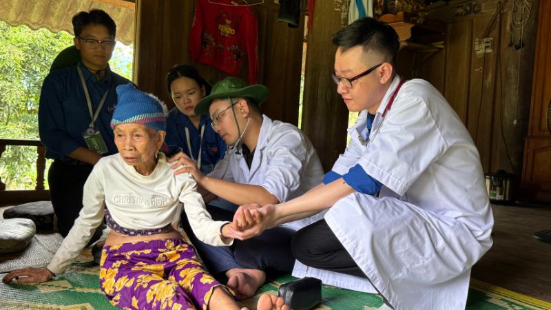 Áo trắng đến với vùng biên