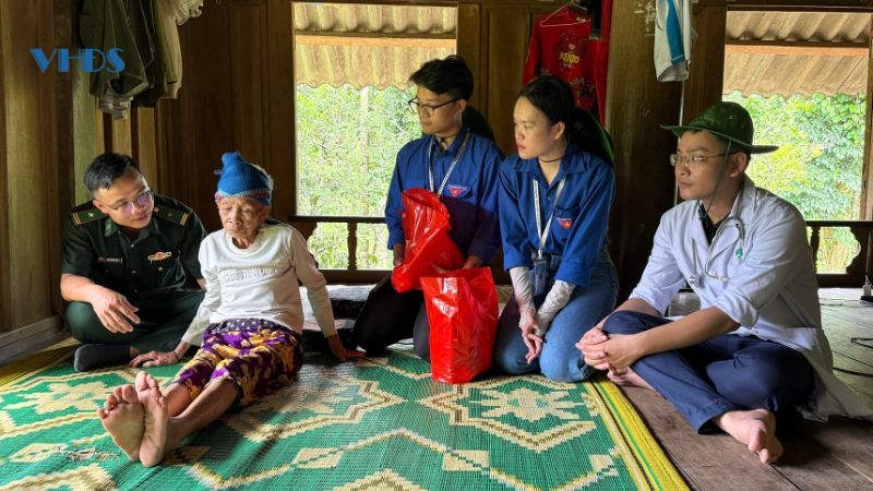 Áo trắng đến với vùng biên