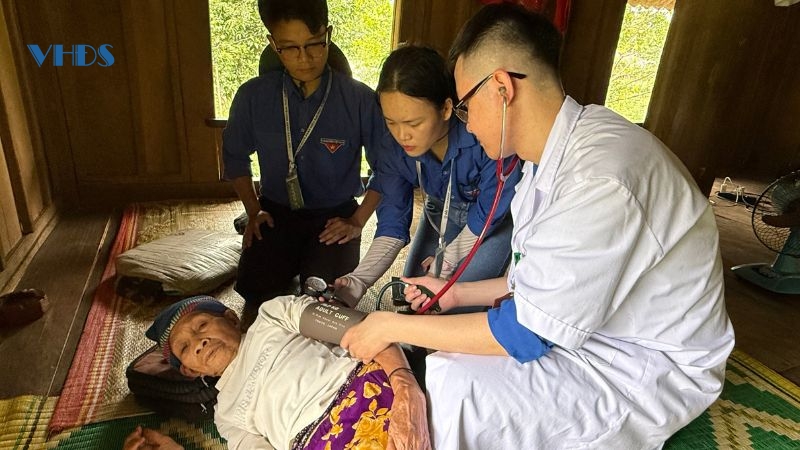 Áo trắng đến với vùng biên