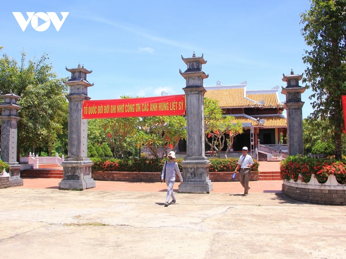 Đền thờ vọng 13.000 anh hùng liệt sĩ trên dãy Trường Sơn