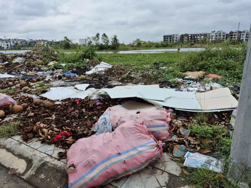 Rác ngập ngụa gần công viên Quảng Xá
