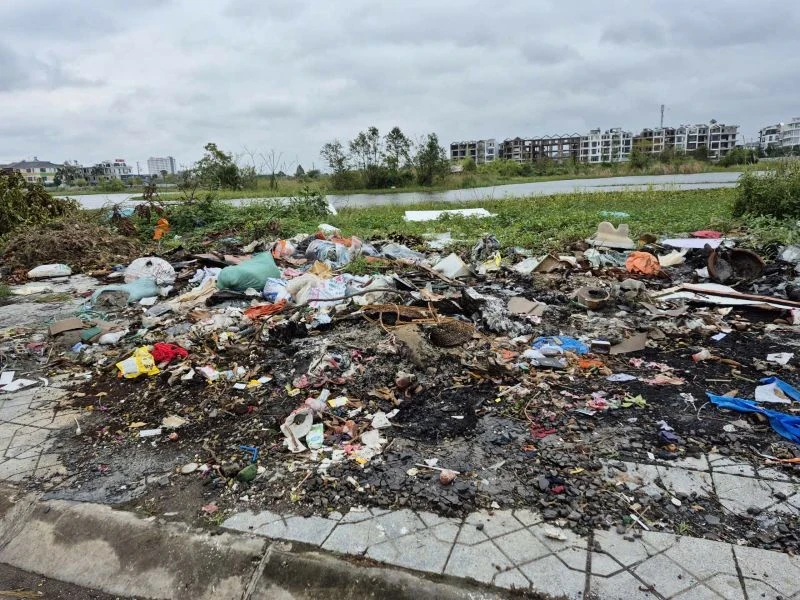 Rác ngập ngụa gần công viên Quảng Xá