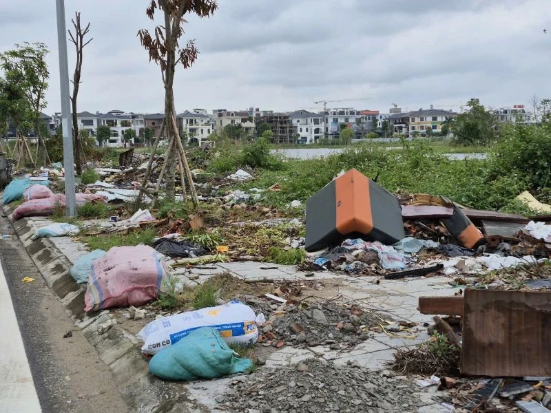 Rác ngập ngụa gần công viên Quảng Xá