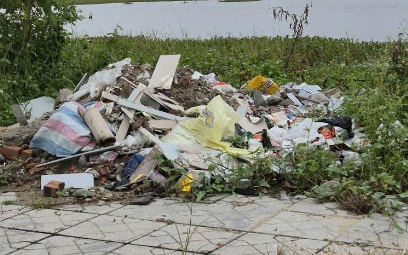 Rác ngập ngụa gần công viên Quảng Xá