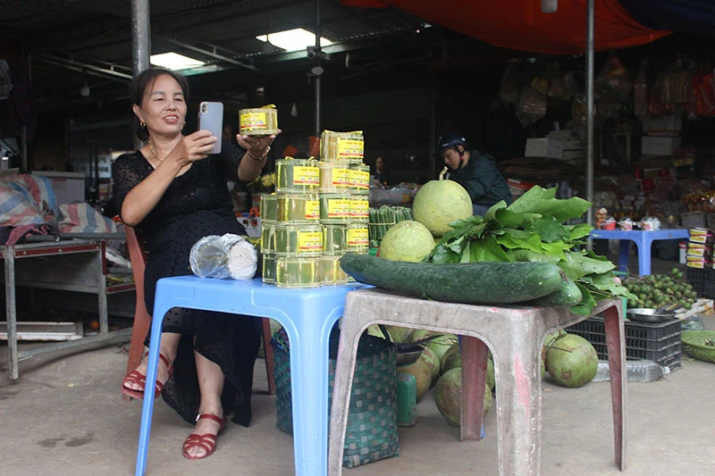 Cùng tiểu thương livestream bán hàng tại chợ vùng cao