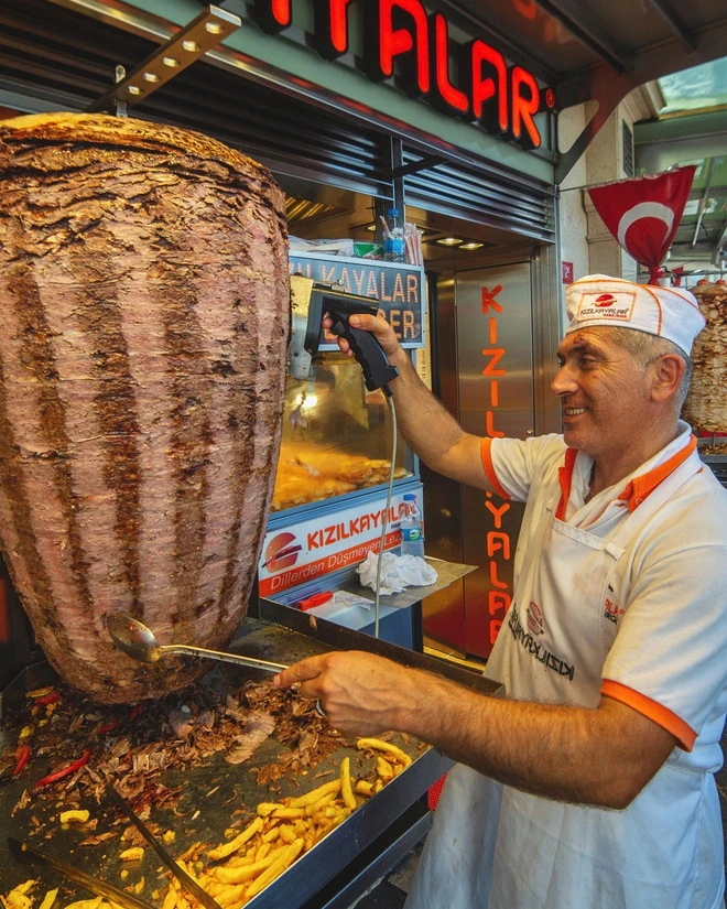 Lịch sử lâu đời của những cột thịt nướng hấp dẫn trong món döner kebab 