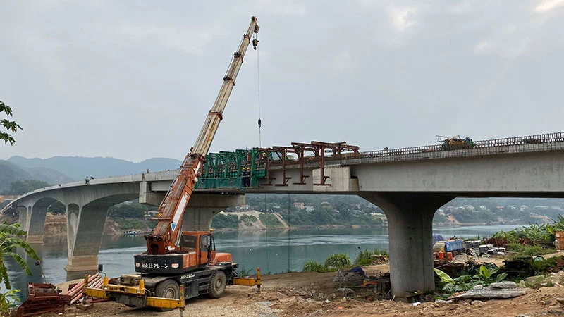 Đồng ý điều chỉnh thời gian thực hiện dự án Cầu trung tâm đô thị thị trấn Cành Nàng