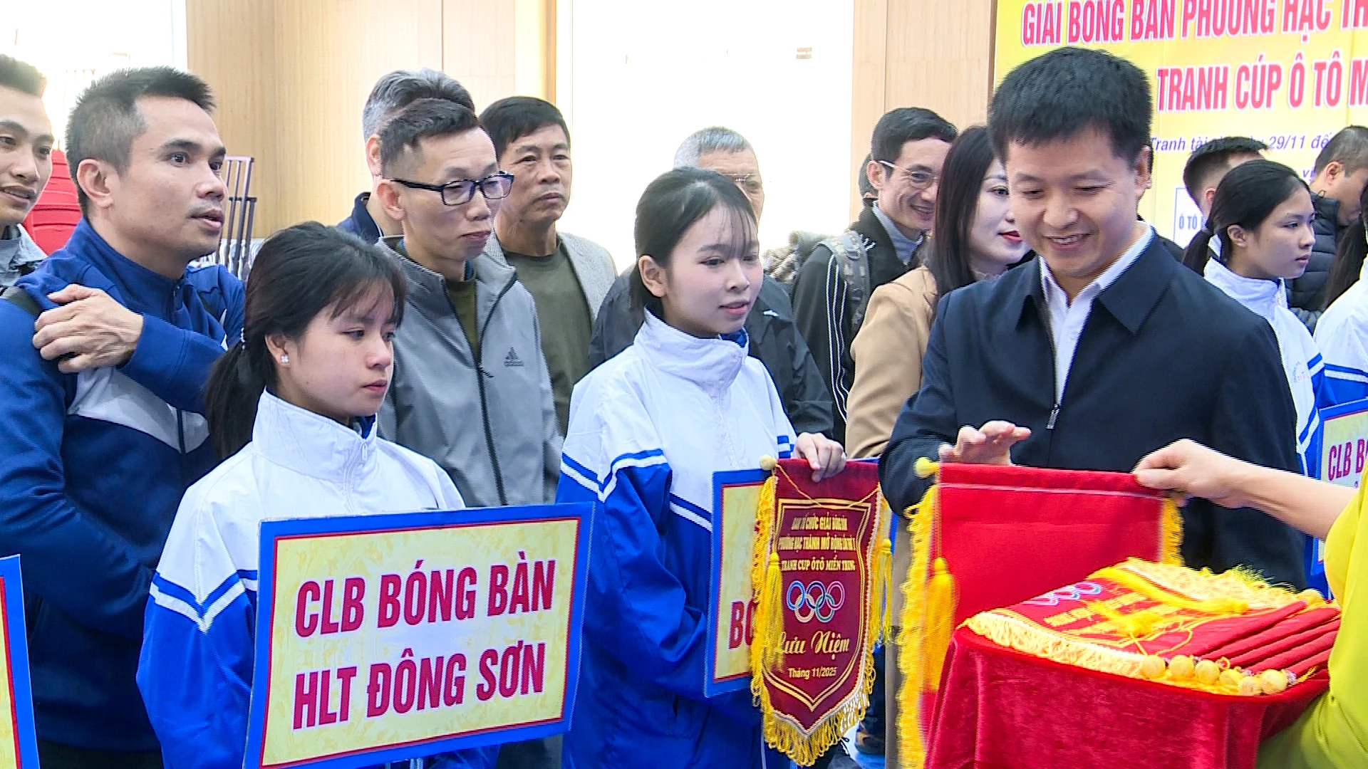 Hơn 200 tay vợt tranh tài tại giải bóng bàn phường Hạc Thành mở rộng