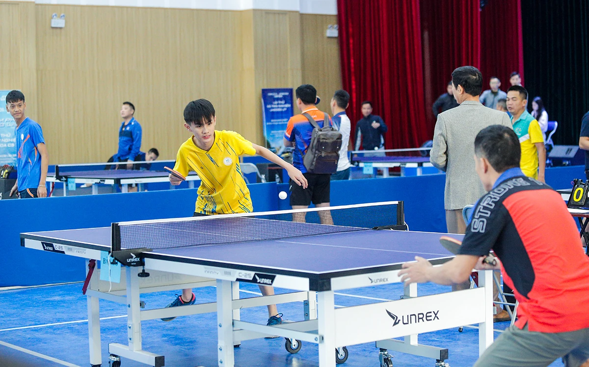 Hơn 200 tay vợt tranh tài tại giải bóng bàn phường Hạc Thành mở rộng