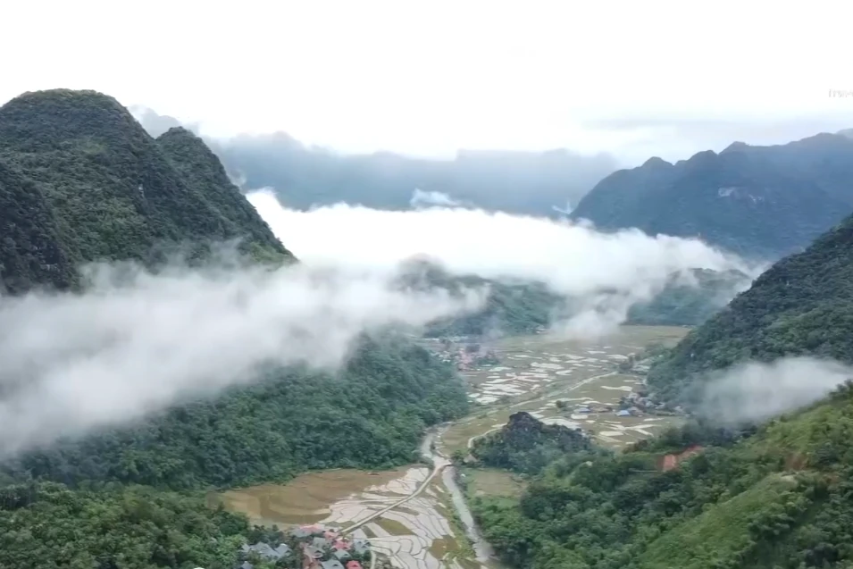 Lưng chừng trời, thấy bản!