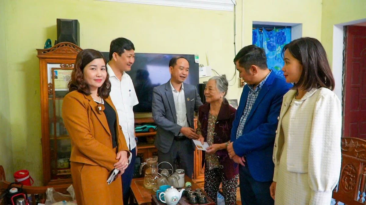 Xã Hoạt Giang kịp thời cấp phát quà của Đảng và Nhà nước tới 1.960 đối tượng trên địa bàn