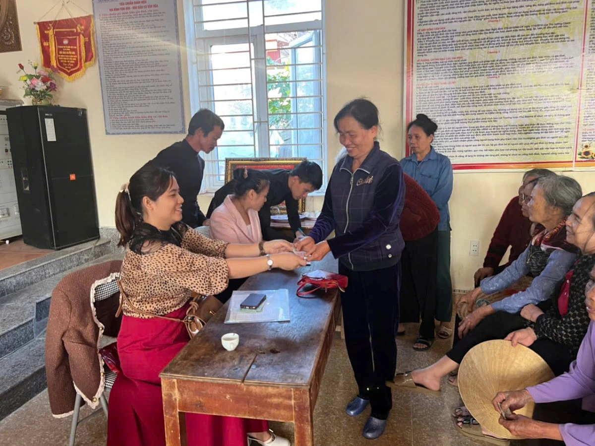 Xã Hoạt Giang kịp thời cấp phát quà của Đảng và Nhà nước tới 1.960 đối tượng trên địa bàn