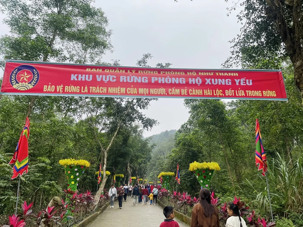 Di tích Phủ Na rộn ràng đón khách tham quan